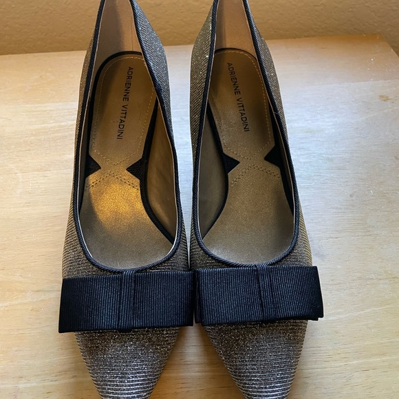 Adrienne Vittadini silver/gold sparkly Bow Pump Size 8.5 - Picture 3 of 14